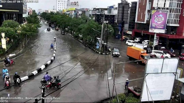Kondisi Jalan Boulevard depan Mall Panakkulang Makassar, Selasa (07/12/2021). FOTO: Diskominfo kota Makassar.