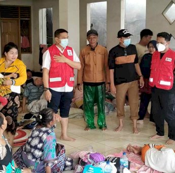 Ketua PMI Makassar Pantau Relawan dan Berikan Bantuan ke Warga Korban Banjir di Adyaksa