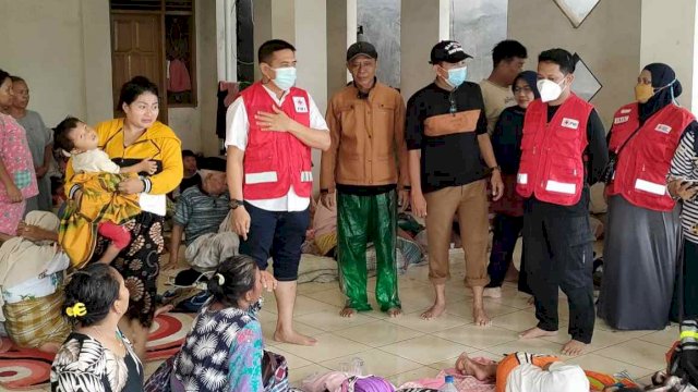 Ketua PMI Makassar Pantau Relawan dan Berikan Bantuan ke Warga Korban Banjir di Adyaksa
