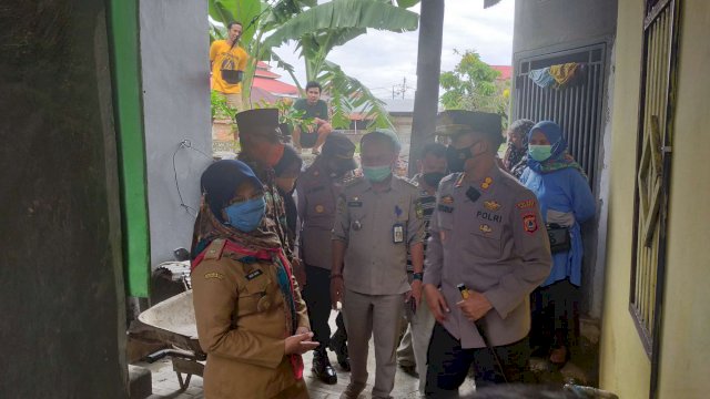 Kapolres Palopo AKBP Muhammad Yusuf Bantu Warga Salotellue Benahi Tanggul Rusak, Rabu (8/12/2021).