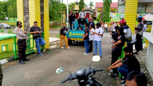 Aksi Demonstrasi yang Dilakukan Gabungan LSM di Kantor DPRD Soppeng, dalam memperingati Hari Anti Korupsi Sedunia, Kamis (09/12/2021).