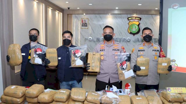 Konferensi Pers Penangkapan Pengedar Ganja 1/2 Ton (534 Kilo Gram) oleh Polres Mentro Jakarta Barat, Rabu (08/12/2021).