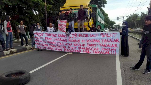 Aksi Demontrasi yang dilakukan oleh PB Hipermata di Jalur Dua Poros Kabupaten Takalar, dalam memperingati Hari Anti Korupsi Sedunia, Kamis (09/12/2021).