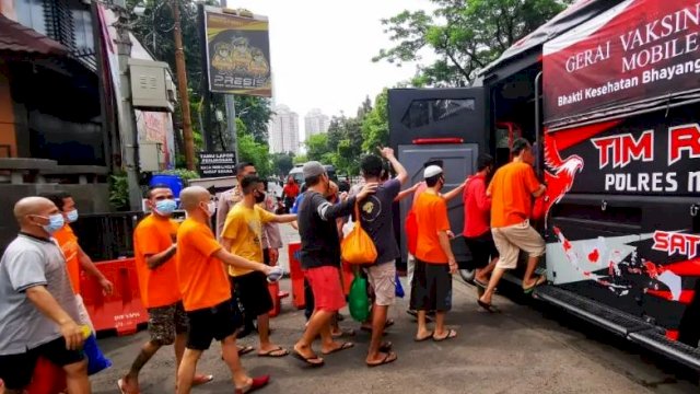 Puluhan Tersangka kasus Narkoba yang akan dibawa ke Rutan Salemba dari Polres Metro Jakarta Barat, Jumat (10/12/2021).