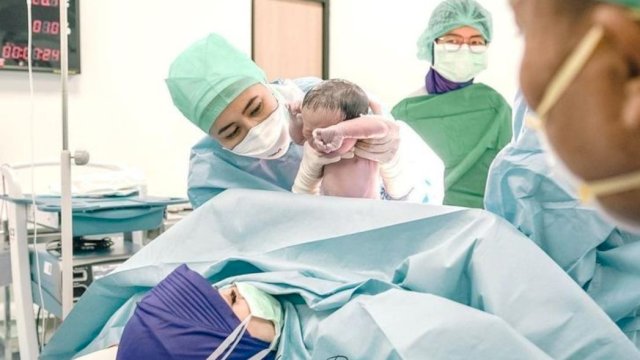 Persalinan Natalie holscher di Rumah Sakit Brawijaya, Saharjo, Jakarta Selatan, Minggu (12/12/2021). (FOTO: Instagram @natalieholscher)