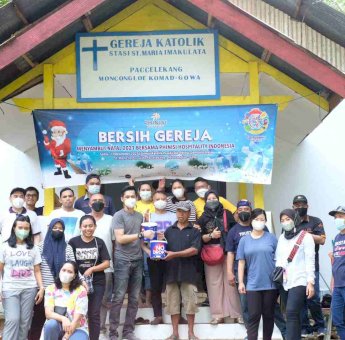 Jelang Perayaan Natal, Group Phinisi Hospitality Indonesia Bersih-Bersih Gereja