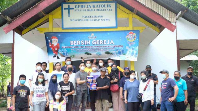 Jelang Perayaan Natal, Group Phinisi Hospitality Indonesia Bersih-Bersih Gereja