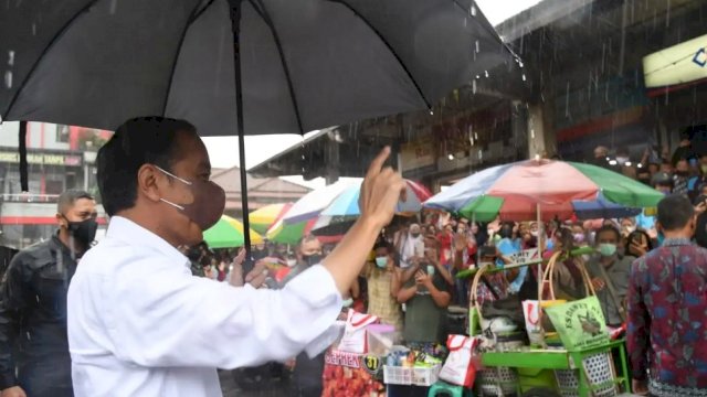 Presiden RI Joko Widodo, saat menyapa warga dan pedagang di Pasar Kretek Kabupaten Wonosobo, Selasa (14/12/2021).