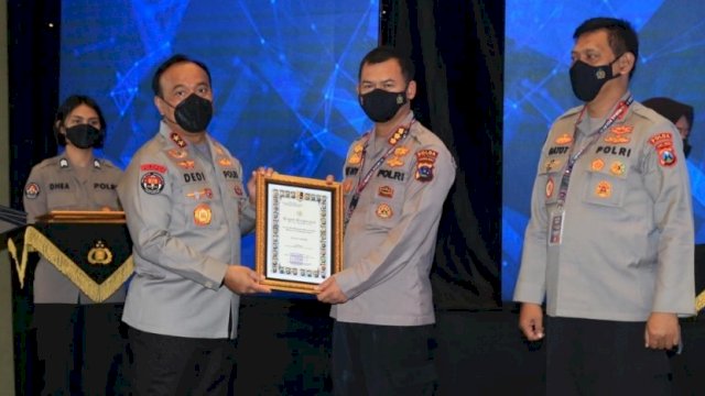 Kabid Humas Polda Sumatera Barat Kombes Pol Satake Bayu Setianto, menerima Piagam Penghargaan dari Kadiv Humas Mabes Polri Irjen Pol Dedi Prasetyo, Rabu (15/12/2021).
