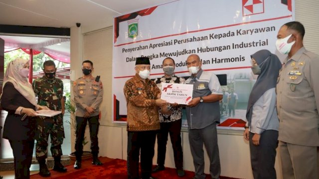 Bupati Malang H.M. Sanusi, menyerahkan Piagam Penghargaan ke salah satu perusahaan, Kamis (16/12/2021).