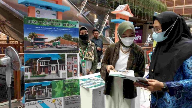 Salah satu pengunjung Gowa Property Expo di Atrium Mall Nipah Makassar, Jalan Urip Sumiharjo. Kegiatan ini berlangsung selama tiga hari sejak 17 hingga 19 Desember 2021. (Rhy)