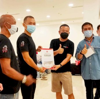 Komunitas MCC dan Phinisi Hospitality Gelar Donor Darah, Ketua PMI Makassar Beri Penghargaan ke Pendonor 25 Kali dan 10 Kali