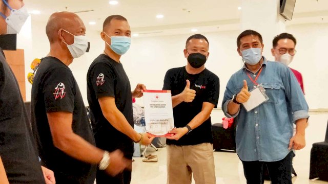 Komunitas MCC dan Phinisi Hospitality Gelar Donor Darah, Ketua PMI Makassar Beri Penghargaan ke Pendonor 25 Kali dan 10 Kali