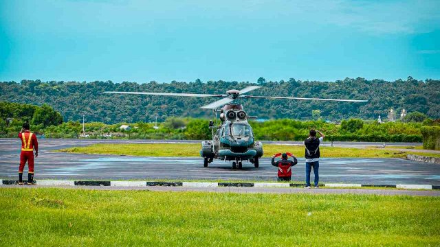 Helikopter yang ditumpangi Plt Gubernur Sulsel Andi Sudirman Sulaiman bersama Kapolda dan Pangdam tiba di Bandara Aroeppala Kabupaten Kepulauan Selayar, Minggu (19/12/2021).