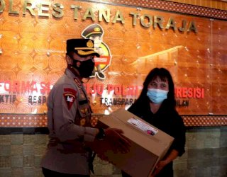 Kapolres Tana Toraja Berbagi Bingkisan Nataru ke Mitra Media