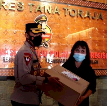 Kapolres Tana Toraja Berbagi Bingkisan Nataru ke Mitra Media