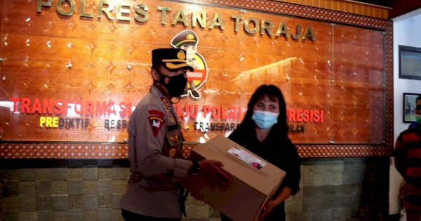 Kapolres Tana Toraja Berbagi Bingkisan Nataru ke Mitra Media