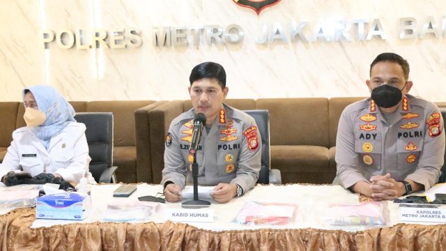 Kabid Humas Polda Metro Jaya Kombes Pol Endra Zulpan (tengah), bersama Kapolres Metro Jakbar Kombes Pol Ady Wibowo, saat melakukan konferensi pers kasus pelecehan seksual yang melibatkan pelaku anak dibawah umur, Rabu (22/12/2021).