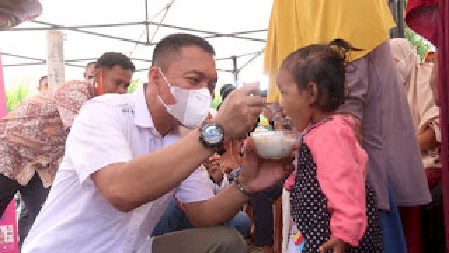Di bawah komando Farid Kasim Judas (FKJ), selaku Plt Kepala Dinas Pengendalian Penduduk dan Keluarga Berencana (DPPKB) Kota Palopo, program pencegahan stunting semakin gencar dan masif dilakukan, salah-satu cara yang ditempuh yakni DPPKB aktif membagikan makanan tambahan kepada ibu hamil dan balita terindikasi stunting, kegiatan tersebut berlangsung, Kamis (2/12/2021), di Kantor Camat Wara Selatan.