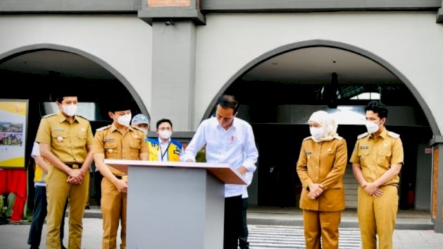 Presiden RI Joko Widodo, menandatangani Prasasti Peresmian Pasar Pon, di Kabupaten Trenggalek, Provinsi Jawa Timur, Selasa (30/11/2021).