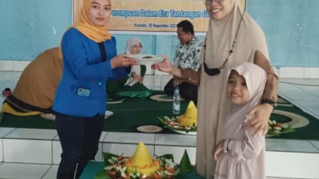 Pemotongan tumpeng dalam acara Harlah ke-54 Kopri yang diselenggaran Kopri PMII Konawe