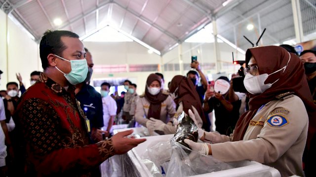 Plt Gubernur Sulsel Andi Sudirman Sulaiman, berbincang dengan petugas Perikanan saat akan melakukan ekspor akhir Tahun 2021 lalu.