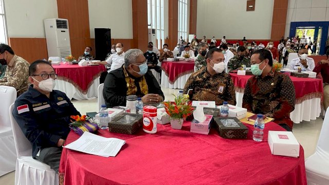 Plt Gubernur Sulsel Andi Sudirman Sulaiman (ujung kanan), berbincang dengan ketua KPK RI Firli Bahuri, saat seminar Nasional Tentang Perizinan Tambang, di Kendari, Rabu (01/12/2021).