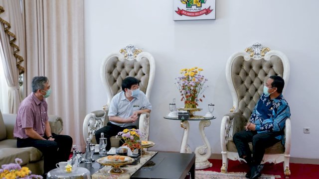 Plt Gubernur Sulsel Andi Sudirman Sulaiman, berbincang dengan investor asal Taiwan Wei-Min Donald Chen, yang berencana akan membangun Smelter di Kabupaten Bantaeng, di Rumah Jabatan Wakil Gubernur Sulsel, Kamis (02/12/2021).