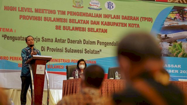 Plt Gubernur Sulawesi Selatan Andi Sudirman Sulaiman, memberikan sambutan saat High Level Meeting TPID Provinsi Sulawesi Selatan bersama Kabupaten Kota, di Hotel Grand Claro Makassar, Kamis (02/12/2021).