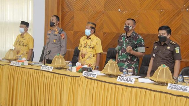 Rapat Evaluasi realisasi persentase cakupan Vaksin covid-19 dalam Wilayah Kabupaten Soppeng, Kamis (02/12/2021).