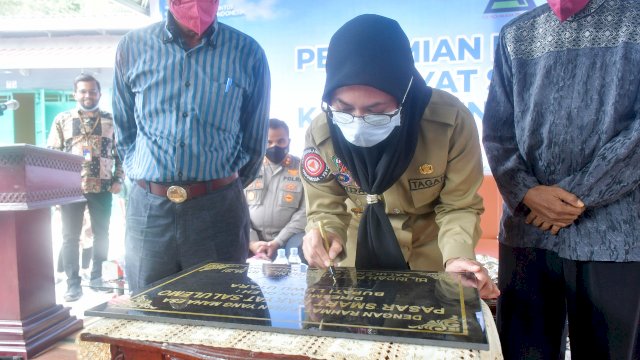 Bupati Luwu Utara Resmikan Pasar Smart Rakyat Pertama di Salulemo, Transaksinya Menggunakan QRIS