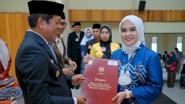 Bupati Soppeng Andi Kaswadi Razak, menyerahkan Piagam Tanda Kehormatan Satyalancana Karya Satya, kepada salah satu ASN, Kamis (02/12/2021).