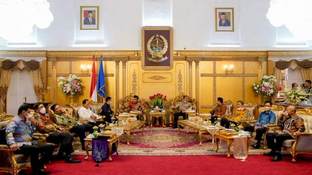 Plt Gubernur Sulsel Andi Sudirman Sulaiman, bersama seluruh Wali Kota dan Bupati se-Sulawesi Selatan, di Rumah Jabatan Gubernur, Kamis (02/12/2021).