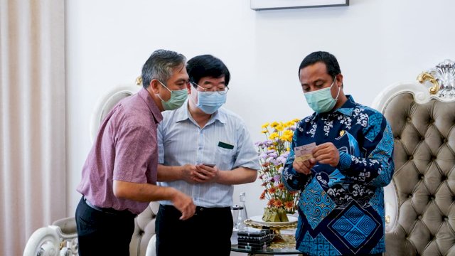 Plt Gubernur Sulsel Andi Sudirman Sulaiman, berbincang dengan Investor Asal Taiwan Wei-Min Donald Chen yang didampingi Direksinya di Rumah Jabatan Wakil Gubernur Sulsel, di Makassar, Kamis (02/12/2021).