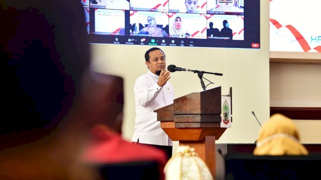 Plt Gubernur Sulsel Andi Sudirman Sulaiman, memberikan sambutan saat penyerahan Daftar Isian Pelaksanaan Anggaran (DIPA) K/L dan Daftar Alokasi Transfer ke Daerah dan Dana Desa Tahun 2022 kepada Bupati dan Wali Kota se-Sulsel, di Ruang Rapat Pimpinan Kantor Gubernur Sulsel, Jumat (03/12/2021).