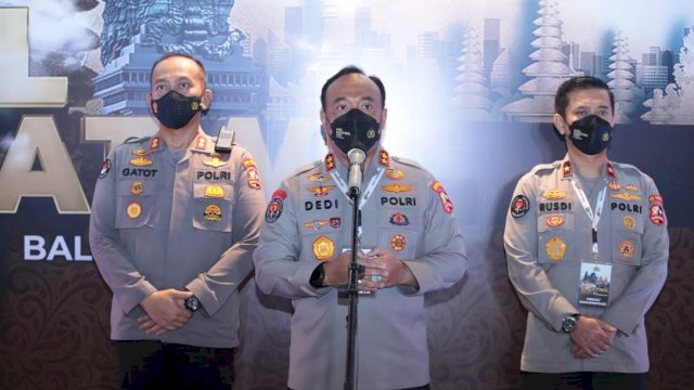 Kepala Divisi Humas Mabes Polri Irjen Dedi Prasetyo, saat menggelar Konferensi Pers di Denpasar Bali, Jumat (03/12/2021).