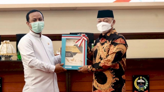 Wakil Bupati Gowa Abdul Rauf Malaganni, menerima Draft Dana Transfer Daerah dari Plt Gubernur Sulsel Andi Sudirman Sulaiman, Jumat (03/12/2021).