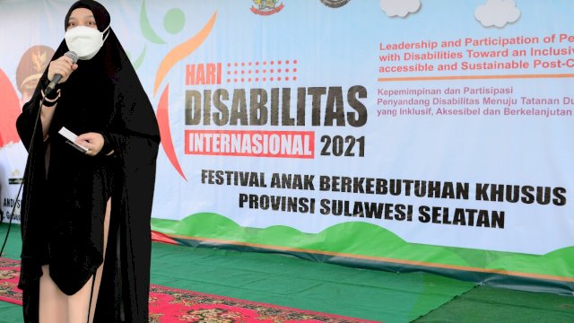 Plt Ketua TP PKK Sulsel Naoemi Octarina, memberikan sambutan saat menghadiri peringatan Hari Disabilitas Internasional Tingkat Provinsi Sulsel, di SLB Negeri Makassar, Jumat (03/12/2021).