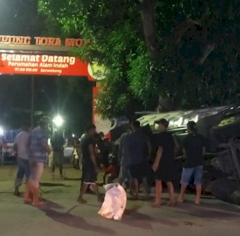 Truk Pengangkut Pasir Terguling di Jalan Poros Makassar-Gowa, Nyaris Timpa Penjual Gorengan