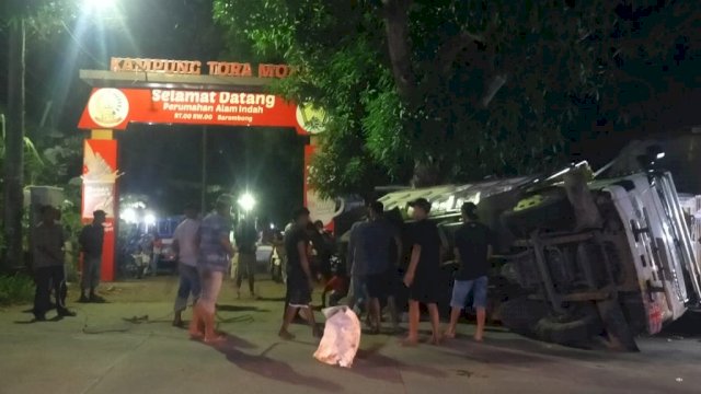 Mobil Truk Pengangkut Pasir terguling, nyaris menimpa penjual gorengan, di Jalan Poros Gowa-Makassar, Jumat (03/12/2021).