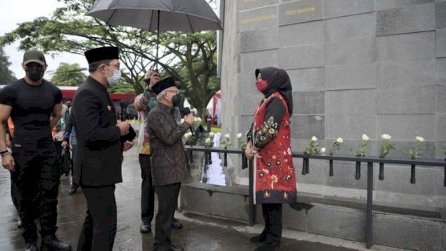 Wakil Presiden RI Ma'ruf Amin didampingi Gubernur Jawa Barat Ridwan Kamil, saat akan meresmikan Monumen Pahlawan Covid-19, di Bandung, Sabtu (04/12/2021).