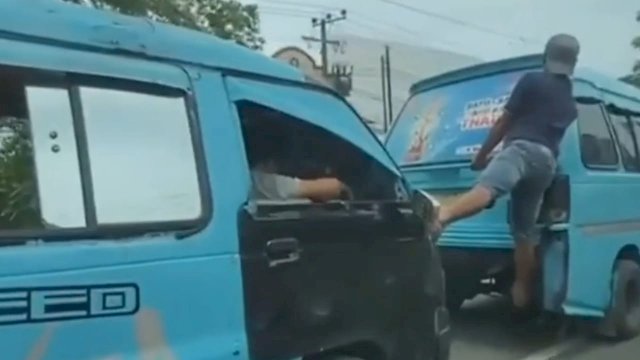 Tangkapan Layar Video Aksi berbahaya Supir Angkot dorong Mobil menggunakan kaki, viral di media sosial.