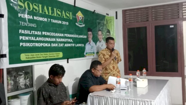Anggota DPRD Sultra Ali Mardan, saat mensosialisasikan Perda Nomor 7 Tahun 2019, di Kecamatan Mawasangka, Kabupaten Buton Tengah, Sabtu (04/12/2021).