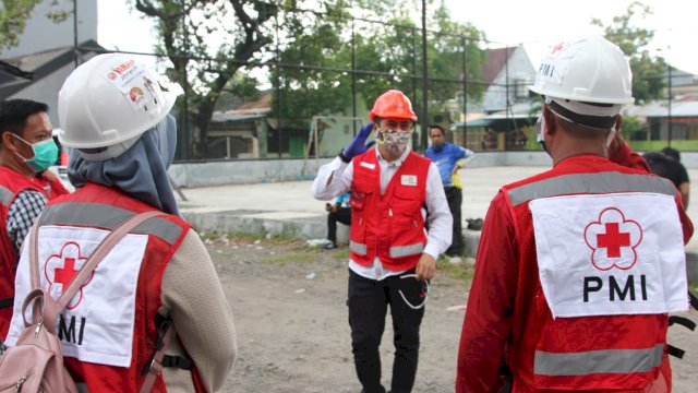 Ketua PMI Kota Makassar Syamsu Rizal (Deng Ical), memberikan arahan kepada Relawan PMI yang akan melakukan siaga bencana, Minggu (05/12/2021).