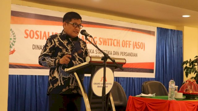 Kepala Dinas Komunikasi, Informstika, Statistik dan Persandian Provinsi Sulsel, Amson Padolo, memberikan sambutan saat membuka Bimtek ASO di Grand Asia Hotel Makassar, Minggu, (05/12/2021).