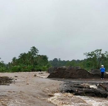 Dua Rumah Warga Hanyut Terbawa Arus di Sungai Cabbue Kabupaten Soppeng