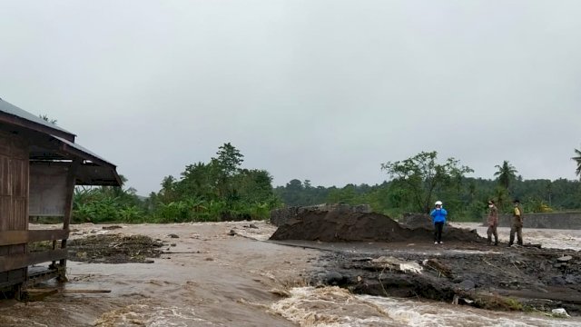 Kondisi Sungai Cabbue Kelurahan Ompo Kecamatan Lalabata Soppeng, air sungai meluap dan mengakibatkan 2 rumah warga milik Laufe dan Tisman, Senin (06/12/2021).
