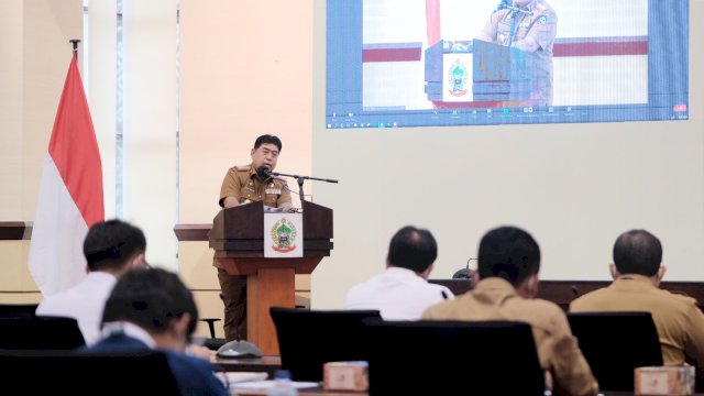 Sekda Provinsi Sulsel Abdul Hayat Gani, memberikan sambutan saat Rakor Percepatan Pelaksanaan Reforma Agraria, di Ruang Rapat Pimpinan Kantor Gubernur Sulsel, Selasa (07/12/2021).