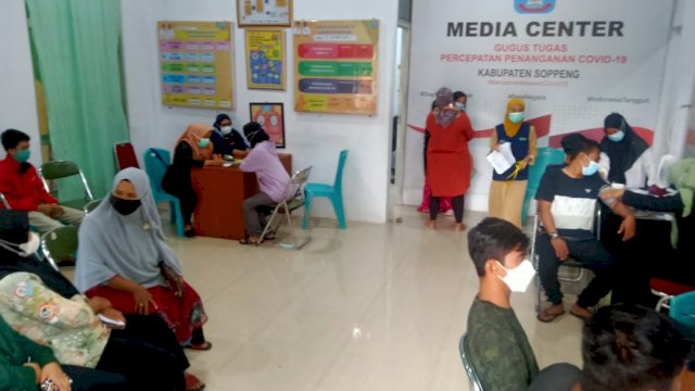 Suasana Vaksinasi di Media Center Soppeng, Selasa (07/12/2021).