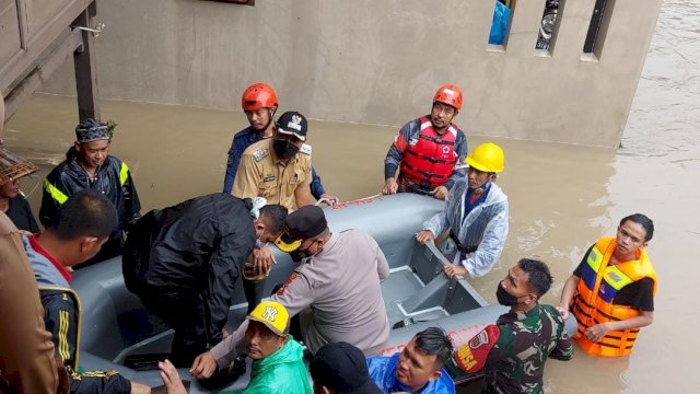 Wakil Bupati Gowa Abdul Rauf Malaganni, ikut mngevakuasi warga terdampak banjir di Kecamatan Pallangga, Selasa (07/12/2021).